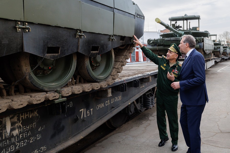 Шойгу осмотрел партию современных танков и огнеметных систем для СВО