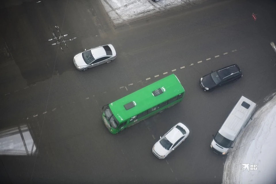 Женщина ходила между полосами, поднимала футболку и показывала автомобилистам грудь