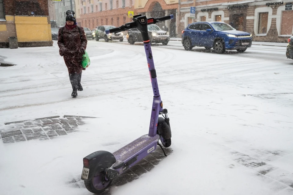 В Петербурге не до прогулок на электросамокате - на дорогах возможна гололедица.