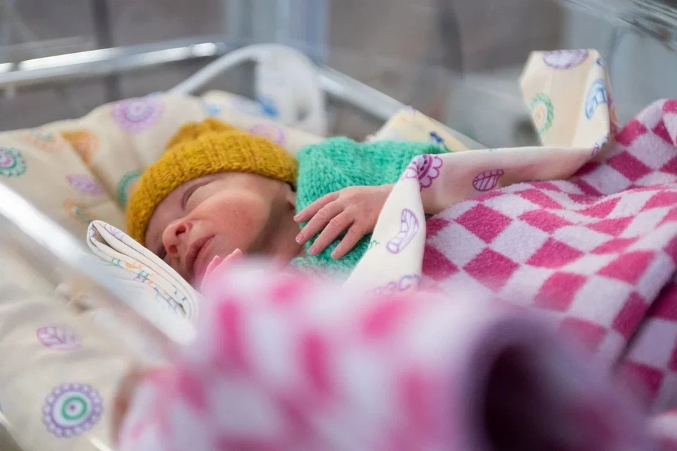 ЗакС рассмотрит законопроект о подарочных наборах новорожденным на ближайшем заседании.