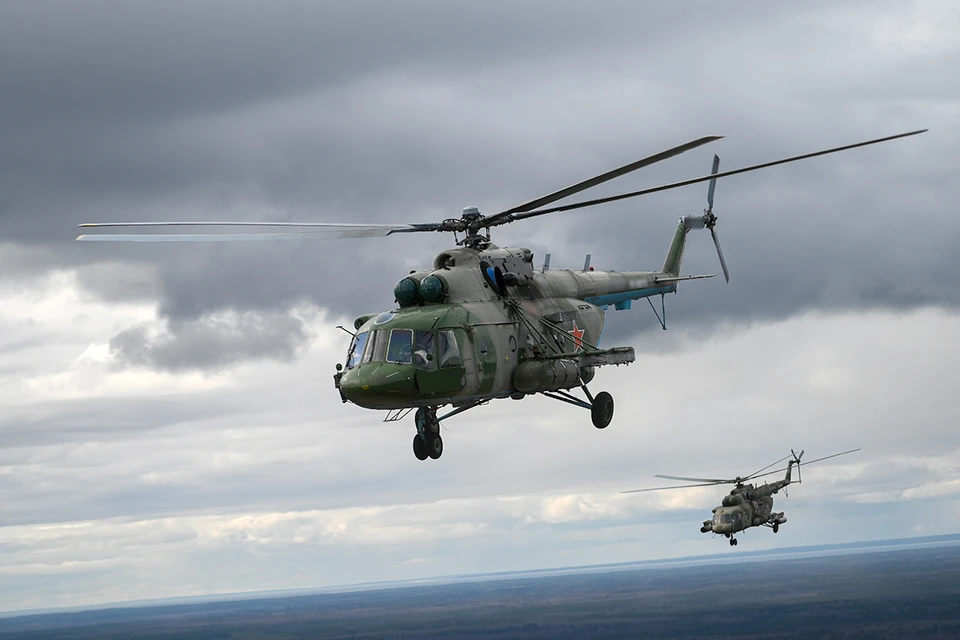 Вертолеты Ми-8 в небе.