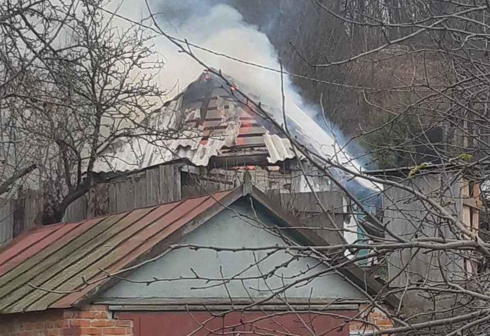 В Порозе полностью сгорели частный дом и сарай, еще один дом сильно поврежден.