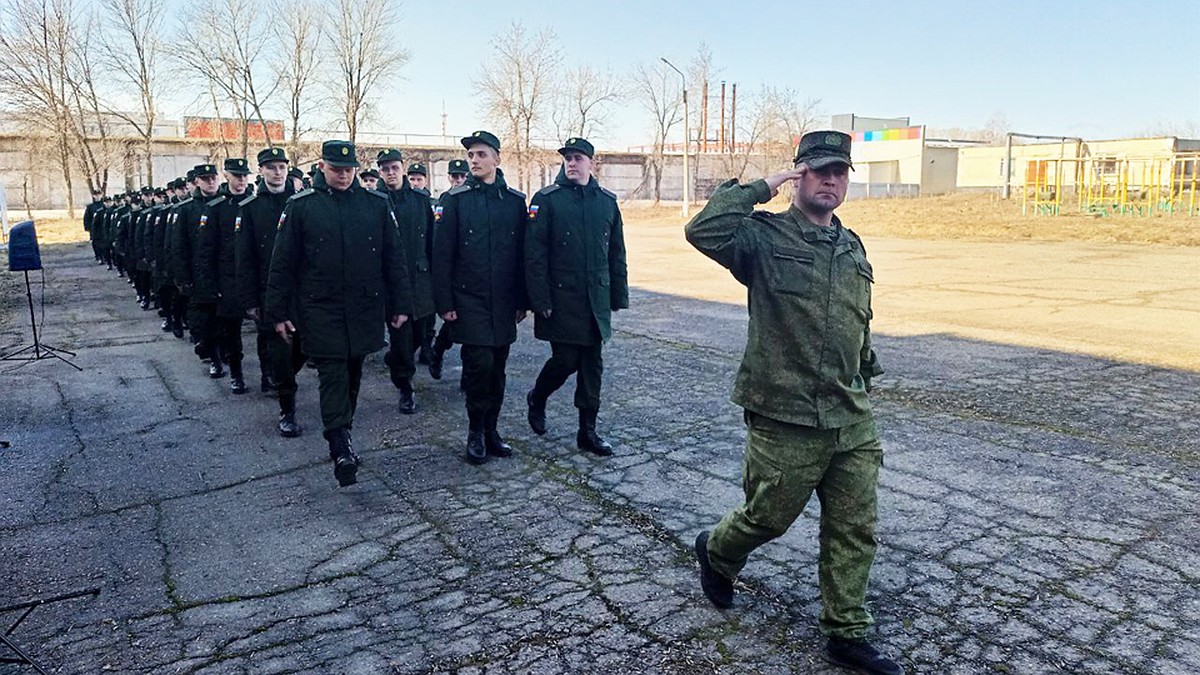 Первые кузбасские новобранцы весеннего призыва отправились на службу в армию  - KP.RU