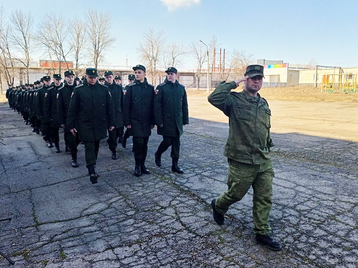 Первые кузбасские новобранцы весеннего призыва отправились на службу в армию  - KP.RU