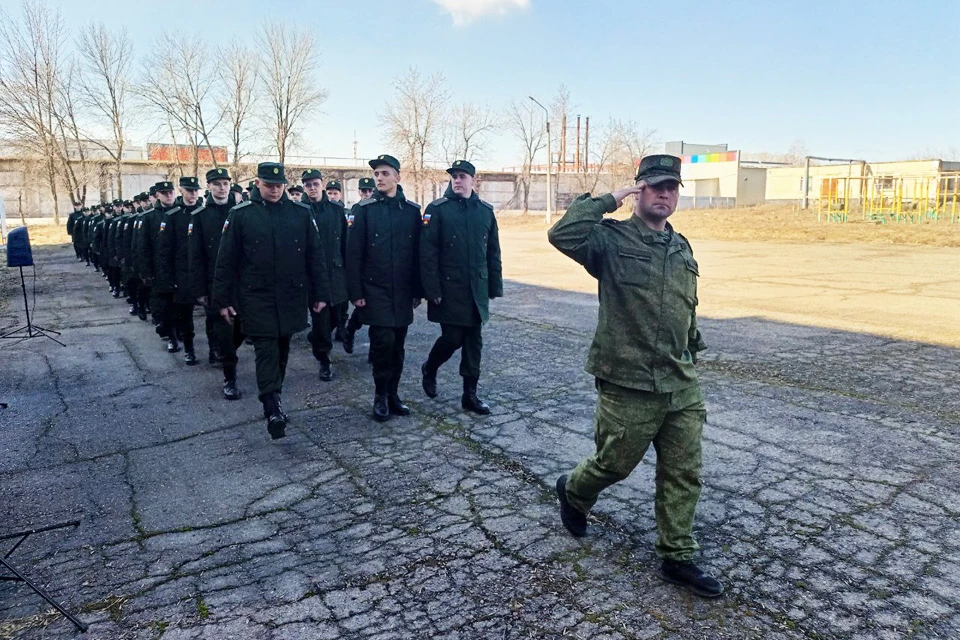 Первые кузбасские новобранцы весеннего призыва отправились на службу в армию.