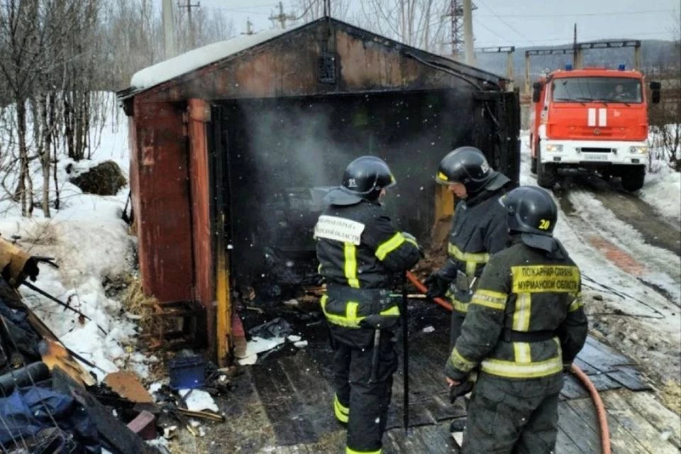 Машина сгорела вместе с гаражом. Фото: vk.com/murman0