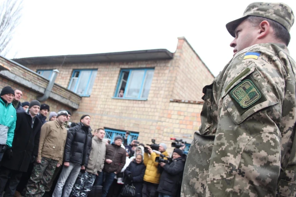 Киевские военкомы обвинили в рассылке повесток умершим самих украинцев. Фото: ТАСС