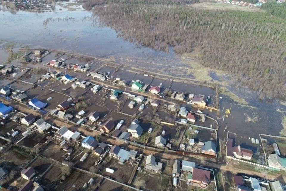 Придомовые территории затопило в Игре. Фото: МЧС Удмуртии