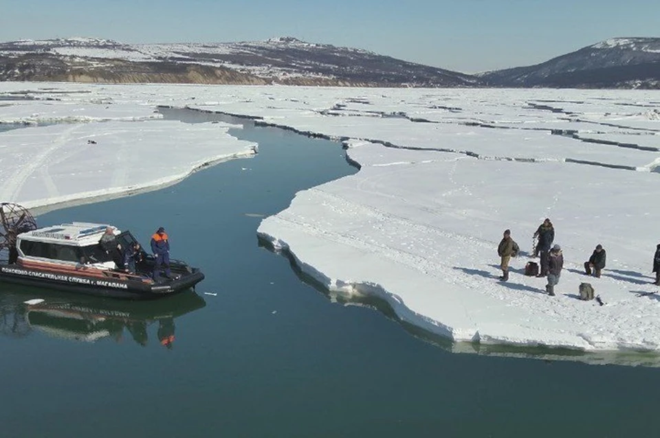 Спасатели сняли с льдины 23 человека и доставили их на сушу Фото: ПСС мэрии г. Магадана