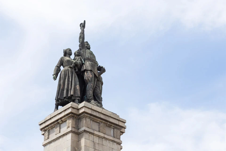 В Софии возобновили демонтаж памятника Советской Армии.