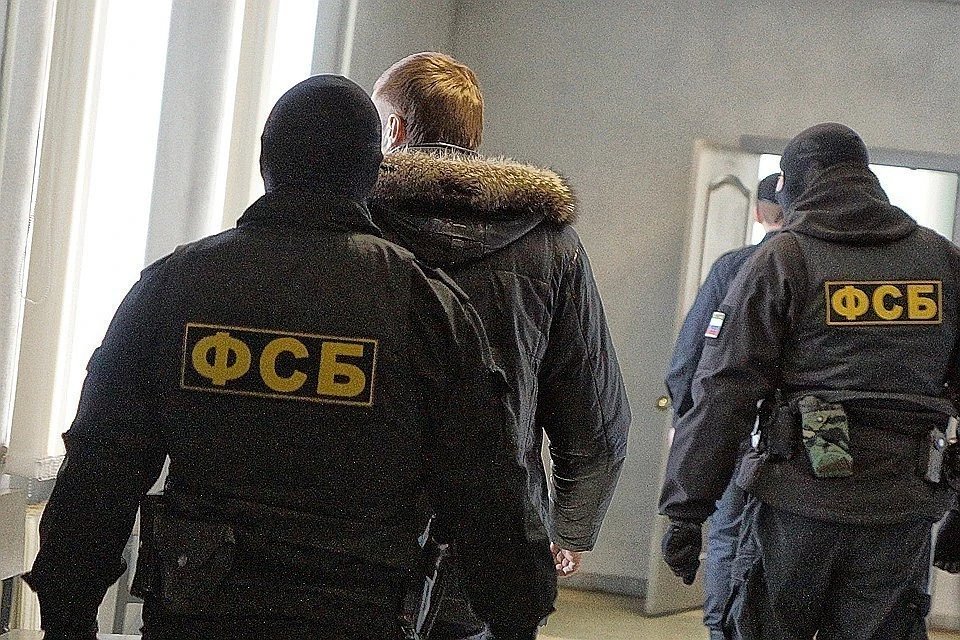 ФСБ задержала подростков, поджигавших релейные шкафы по заданию из мессенджера