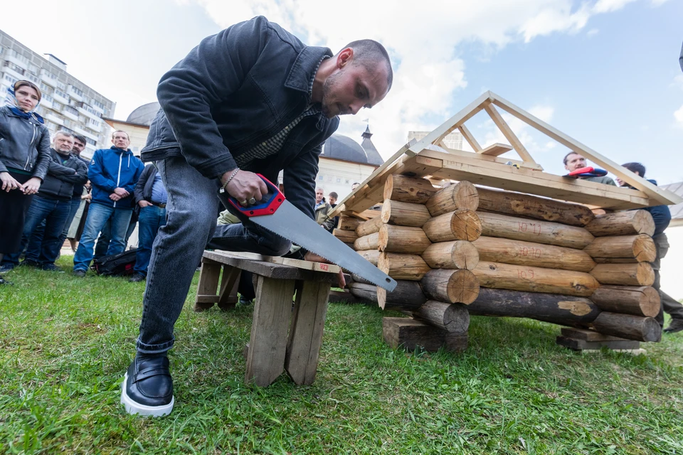 Добровольцев ждет трехдневный интенсив — научат азам плотницкого мастерства на тренировочных срубах.