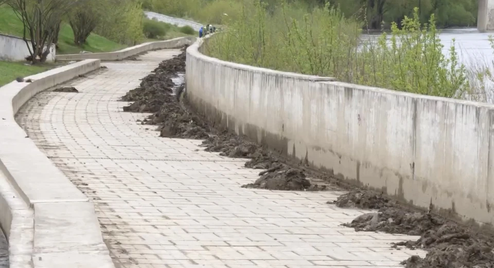 На Владимирской набережной в Смоленске началась уборка территории Фото: Администрация города Смоленска