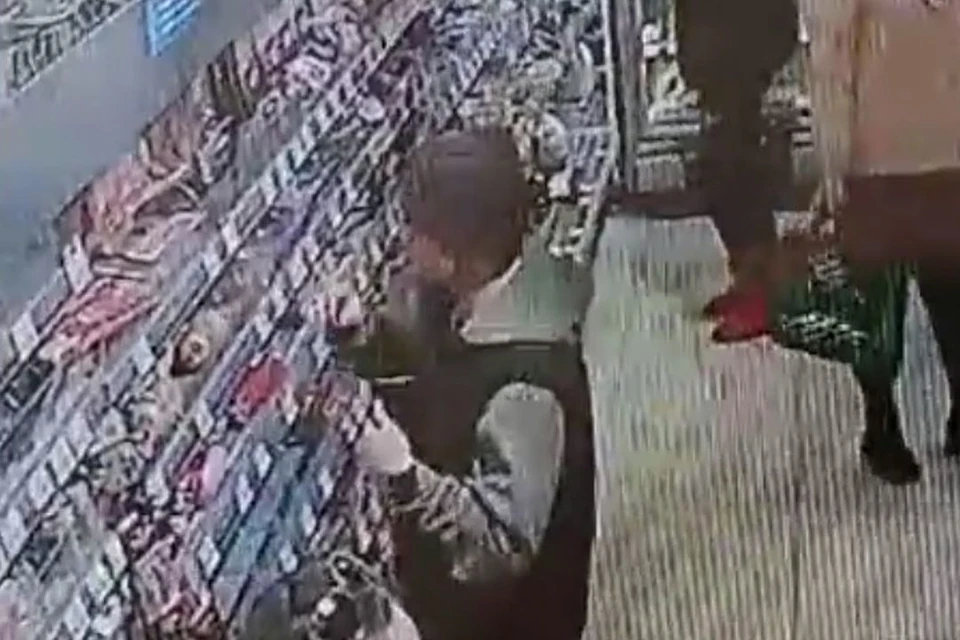 Новосибирец украл из магазина колбасу почти на две тысячи рублей. Фото: стоп-кадр