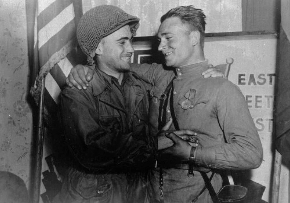 1945-й. Робертсон и Сильвашко в Торгау. Фото: журнал Life