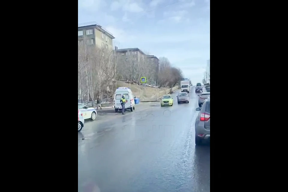 46-летний мужчина был осмотрен на месте, от медицинской помощи отказался. Фото: скриншот видео / Мурманск Дтп Чп / t.me/murmansk_chp