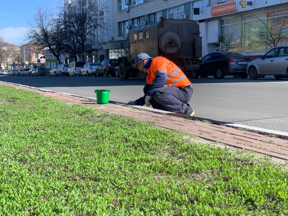 В Ульяновске окрашивают бордюры по маршруту легкоатлетической эстафеты. ФОТО: администрация Ульяновска