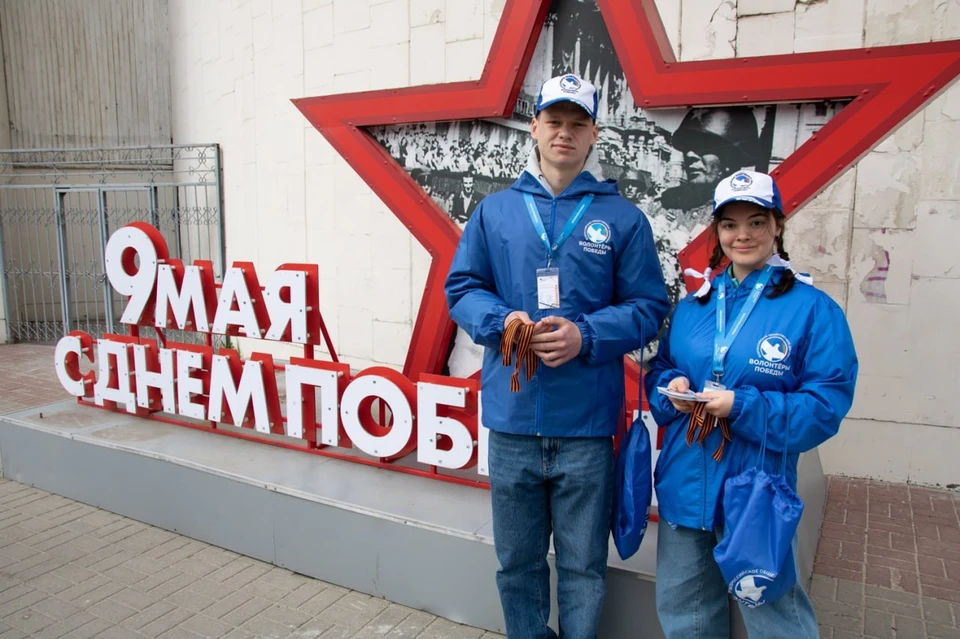 Ленточки раздают около кинотеатра "Центральный" и на бульваре Степана Разина.