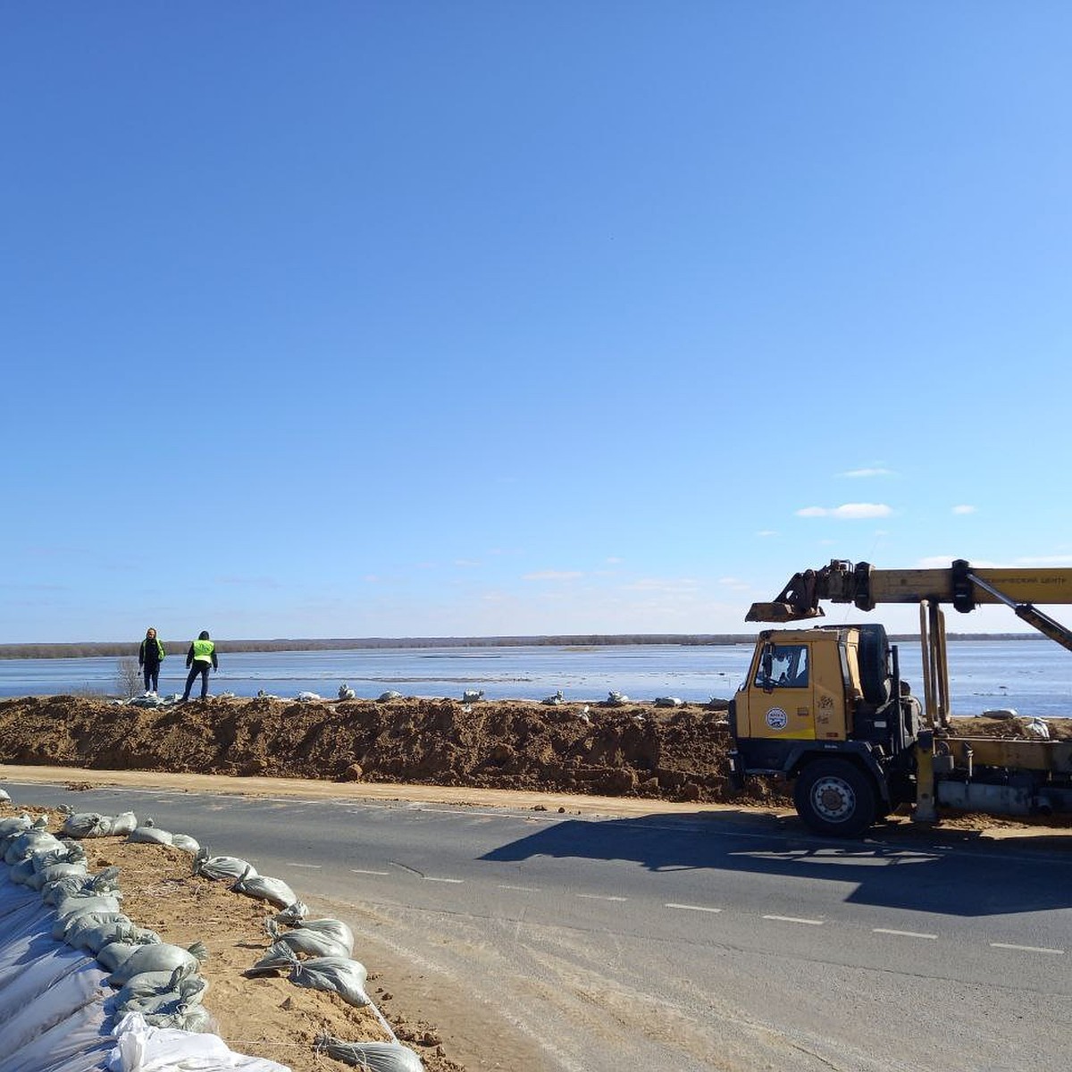 Вода у федеральной трассы Тюмень – Омск в Абатском районе затопила пойму -  KP.RU