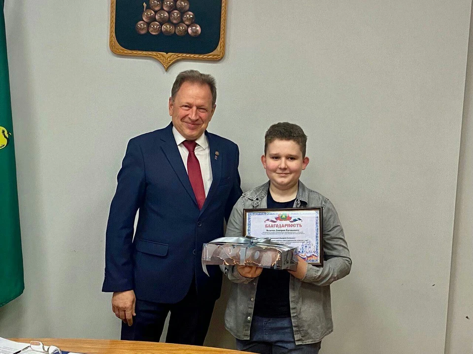 Глава Валуйского городского округа Алексей Дыбов вручил Диме Величко благодарность и часы.
