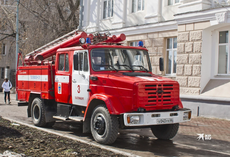 На месте работают две единицы техники и девять единиц личного состава