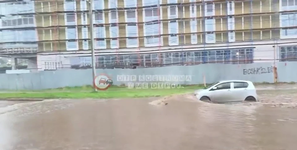 Затопленная улица Радиозаводская. Источник: сообщество ВКонтакте "ДТП Кострома"