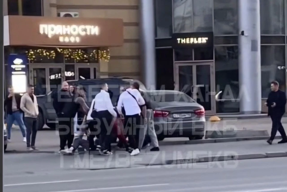 Драка сучилась в центре Екатеринбурга. Фото: скриншт видео telegram-канала "Безумный ЕКБ"