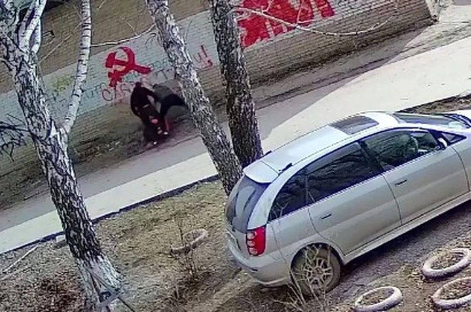 Новосибирцы сообщили об избиении мужчины на Затулинке. Фото: камера видеонаблюдения/АСТ-54