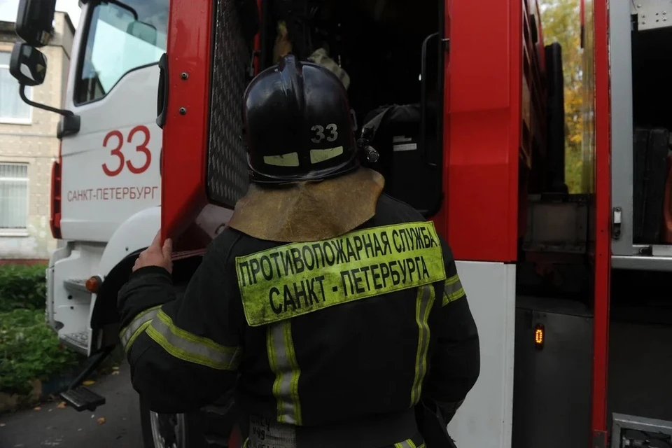 Спасатели потушили загоревшуюся на КАД фуру.