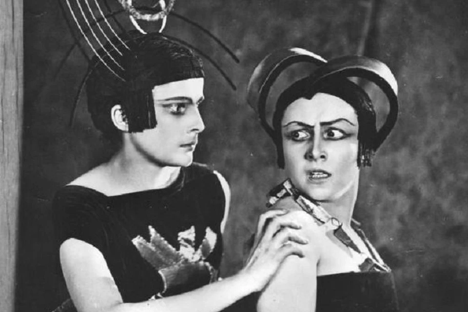 Кадр из фильма "Аэлита" (1924 год). Аэлита (слева, актриса Юлия Солнцева) и Ихошка (актриса Александра Перегонец). Фото - Государственный центральный музей кино.