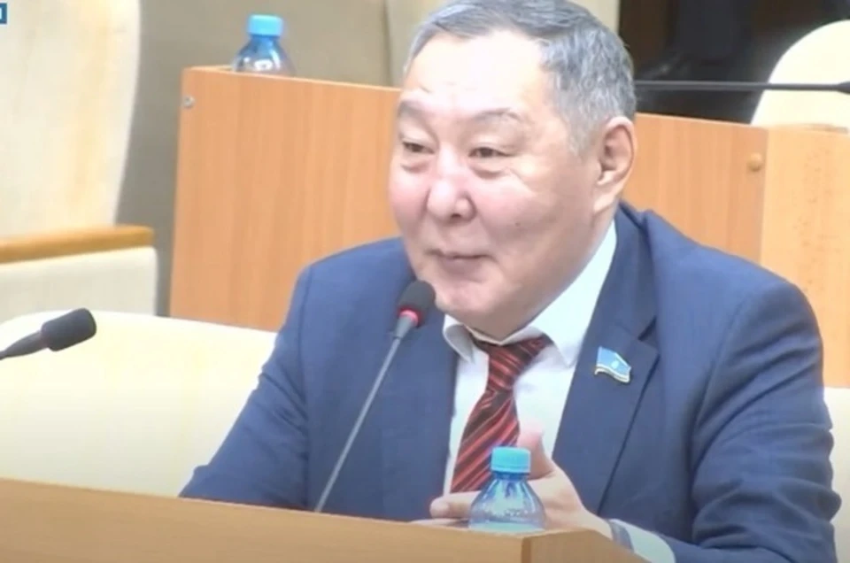 Депутат заявил, что против закона о запрете курения Фото: скриншот видео с канала "Ил Тумэн"