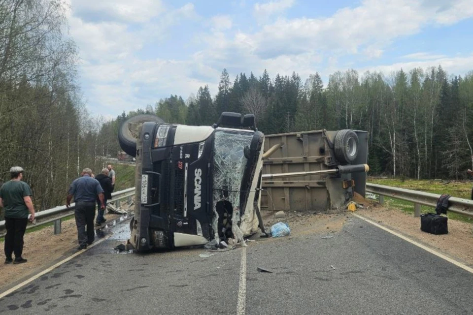 Водитель самосвала не справился с управлением из-за повреждения колеса. Фото: УГИБДД по Тверской области
