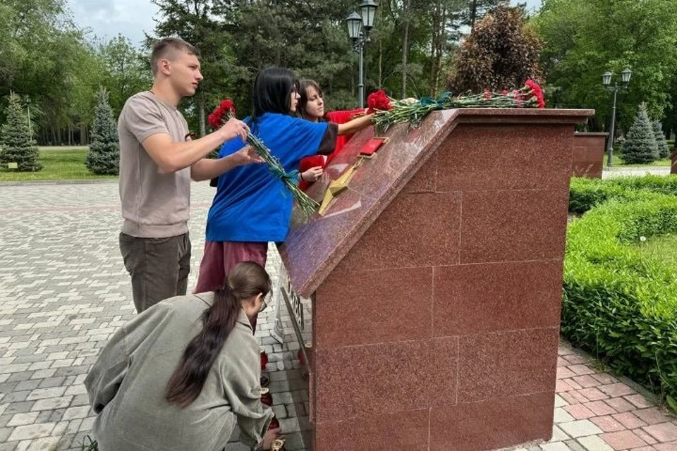 Ставропольцы возложили цветы в память о погибших в теракте. Фото: телеграм-канал главы Пятигорска.