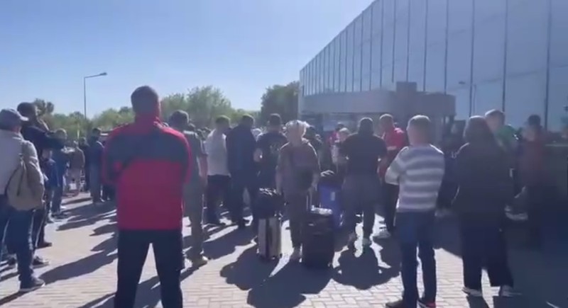 В аэропорту ситуация опять накалена. Фото: скриншот видео