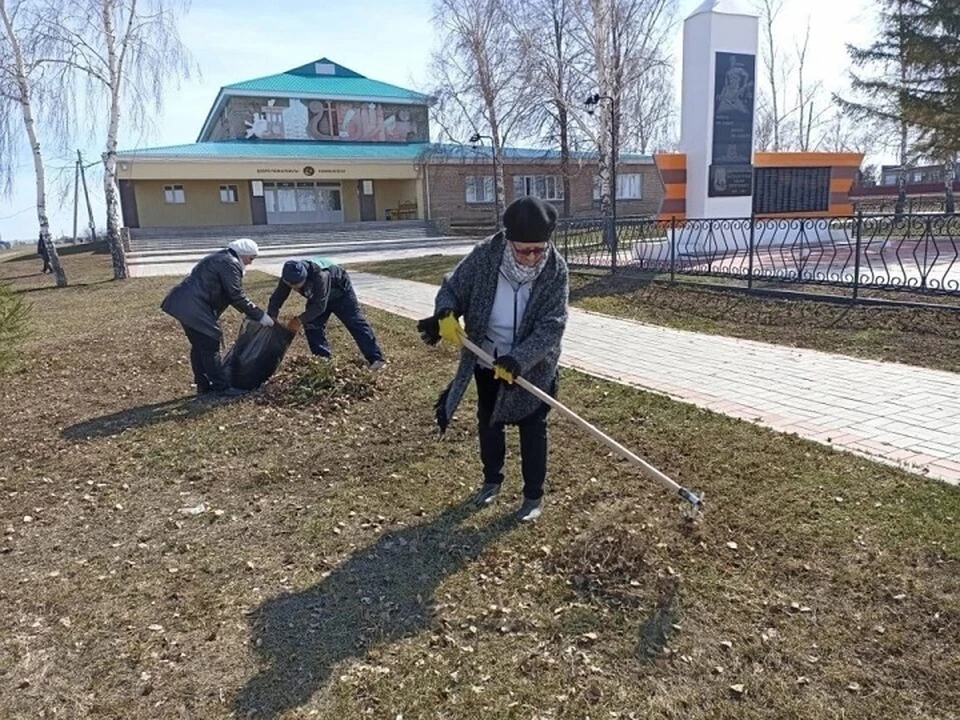 Территорию около монументов освобождают от мусора. Фото: пресс-служба Нижнекамского района.