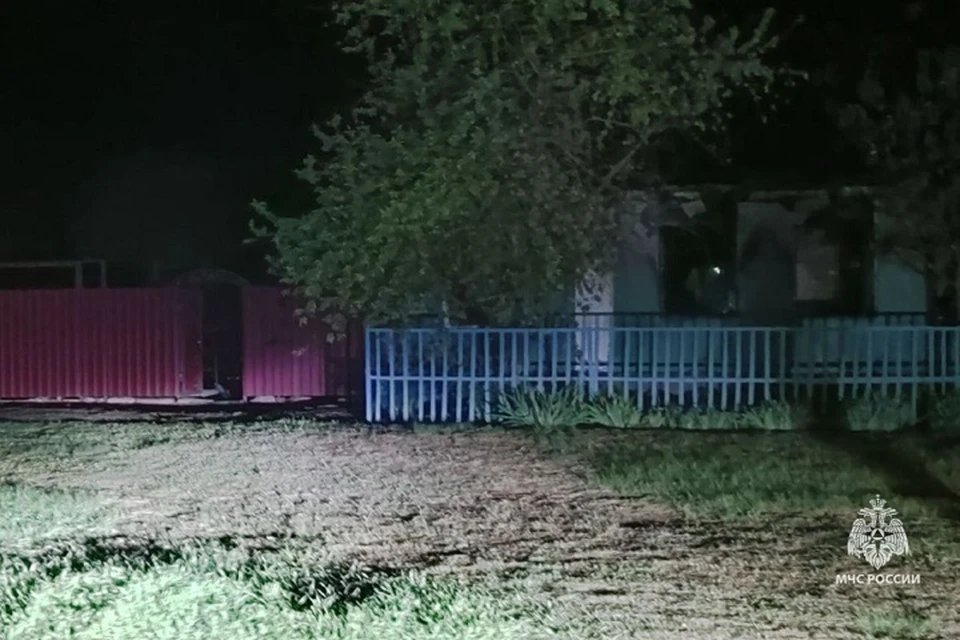 В тушении участвовали 11 человек, было задействовано три спецмашины. Фото: пресс-служба управления МЧС России по Ростовской области