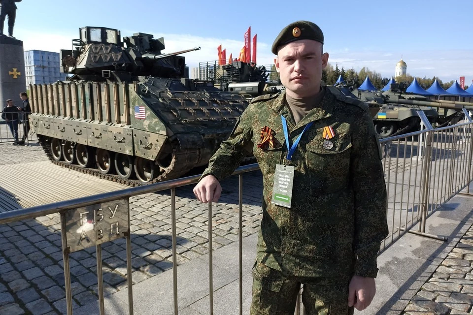 Участник СВО Денис Сидоров на фоне Брэдли