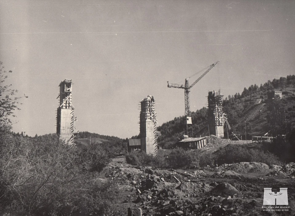 Строительство опор для моста через лог на 117 км от Абакана к Тайшету. Июнь 1961. Фото: КККМ