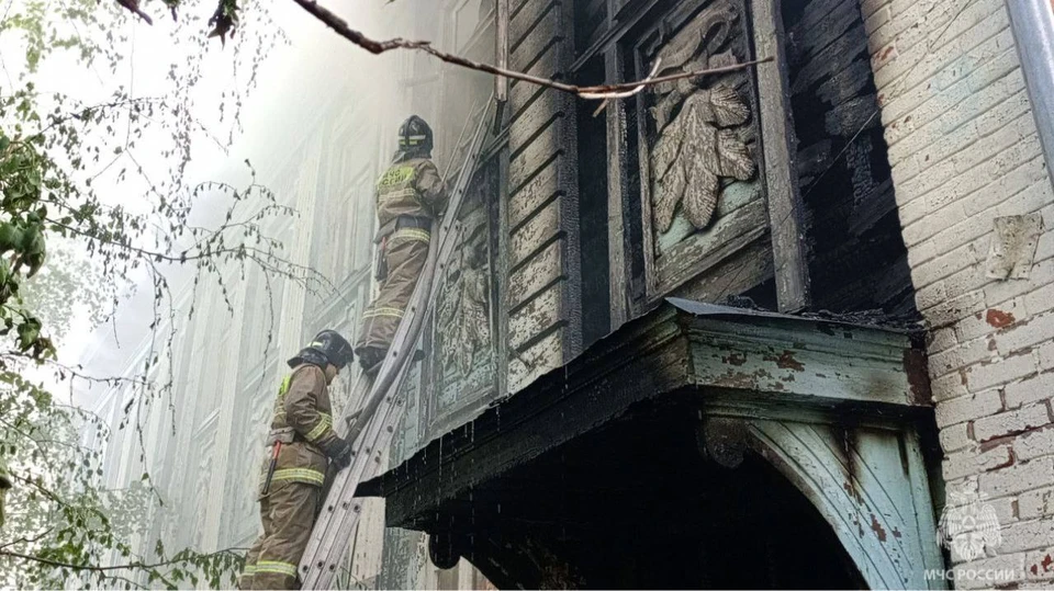 1 мая на в Ульяновске на Матросова горело историческое здание. Фото МЧС России по Ульяновской области