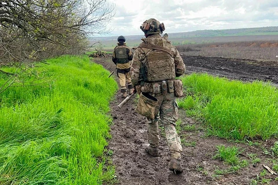 Военнослужащие группировки войск "Днепр" поразили скопление украинских боевиков и западной техники в зоне проведения спецоперации в Запорожской области