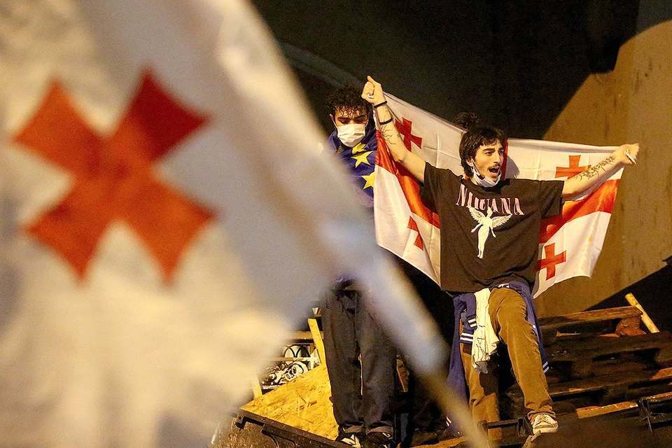 Минувшая ночь в Тбилиси вновь запомнилась громкими протестами противников нового закона об иностранных агентах.