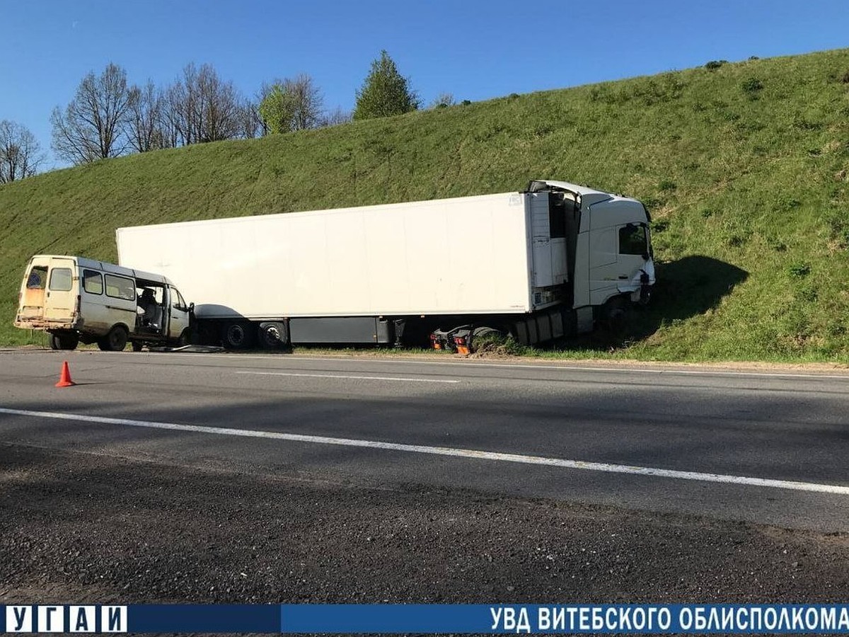 Под Оршей водитель микроавтобуса ГАЗ погиб после столкновения с фурой Volvo  - KP.RU