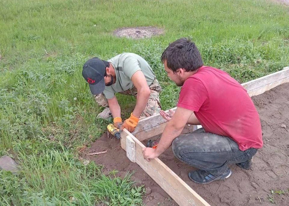 В Молочанске Запорожской области ведутся работы по изготовлению площадок для мусорных контейнеров. ФОТО: администрация Токмакского муниципального округа