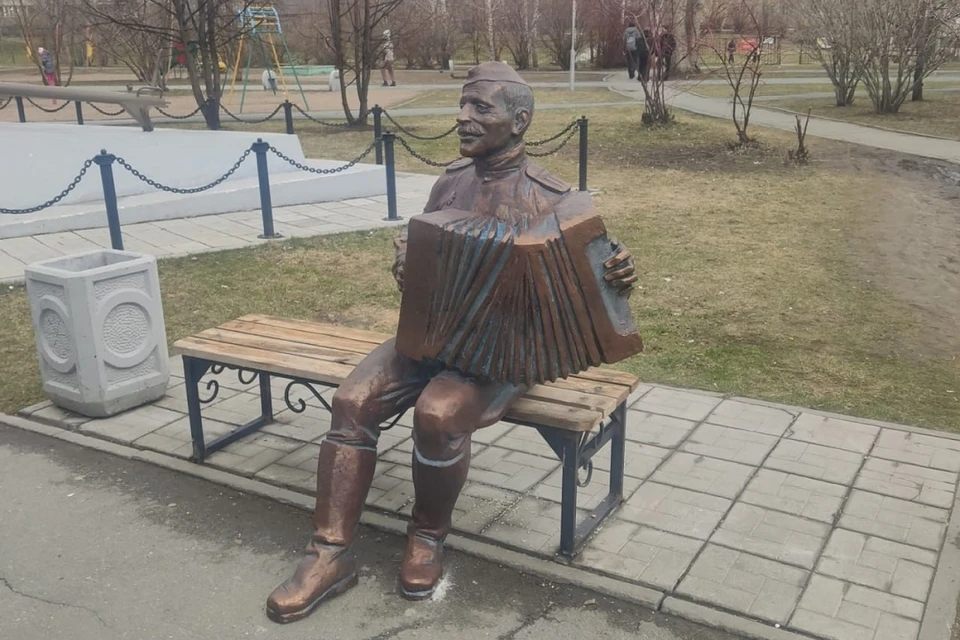 К Дню Победы в Новосибирске восстановили памятник Василию Теркину. Фото: телеграм-канал «Зеленый Новосибирск»