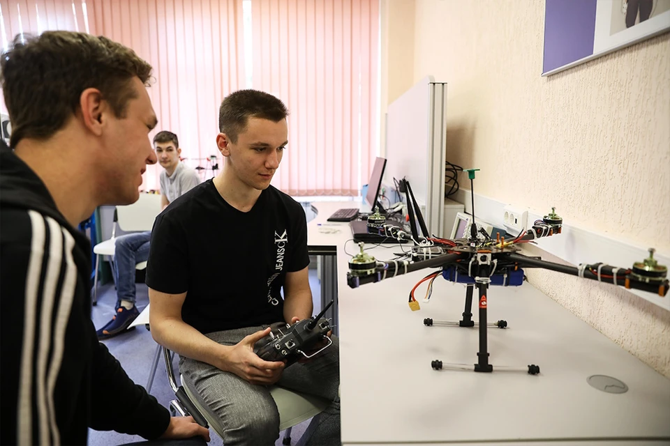 Участники прошли скоростные гонки дронов, тестовые задания инженеров, участвовали в мастер-классах и профориентационных занятиях. Фото: ncfu.ru