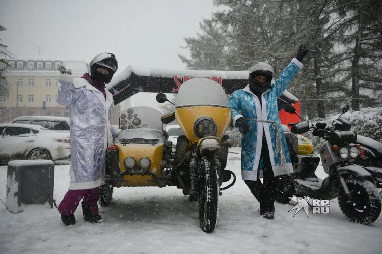 Катались на ледянке и мерзли в косухах: в Екатеринбурге байкеры открыли сезон, несмотря на снегопад