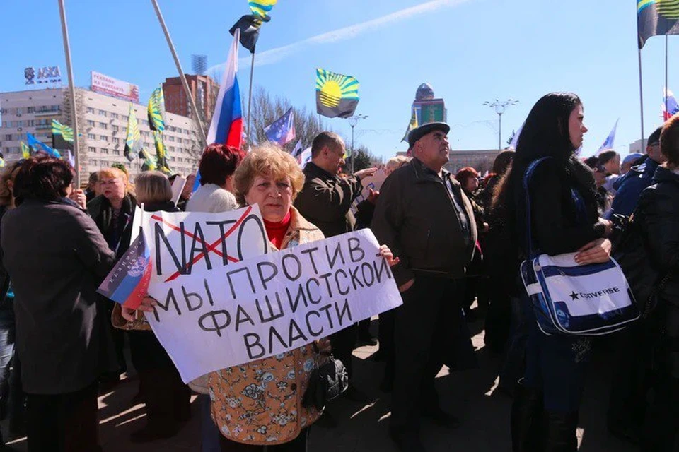 Дончане выражают народный протест на митинге в Донецке в 2014 году