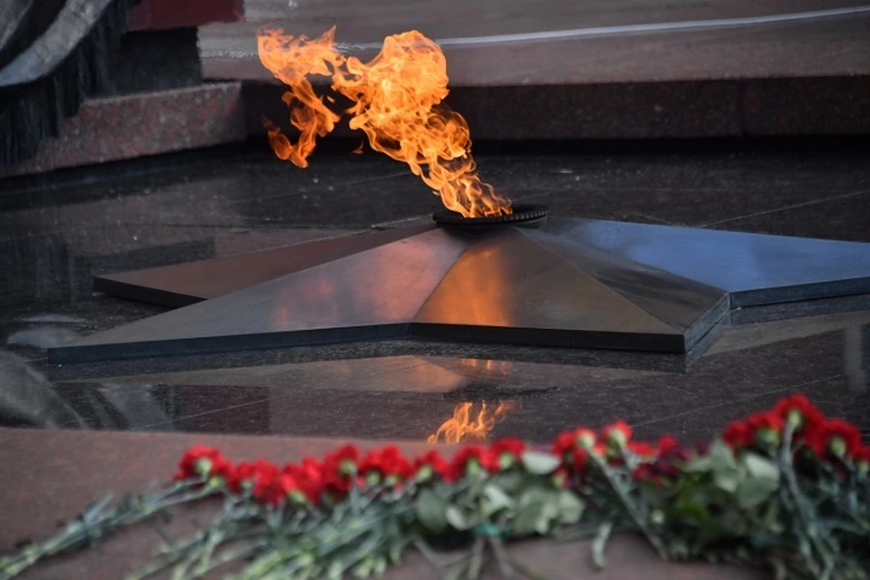 Школьники несут вахту памяти на посту №1 у Вечного огня в Хабаровске