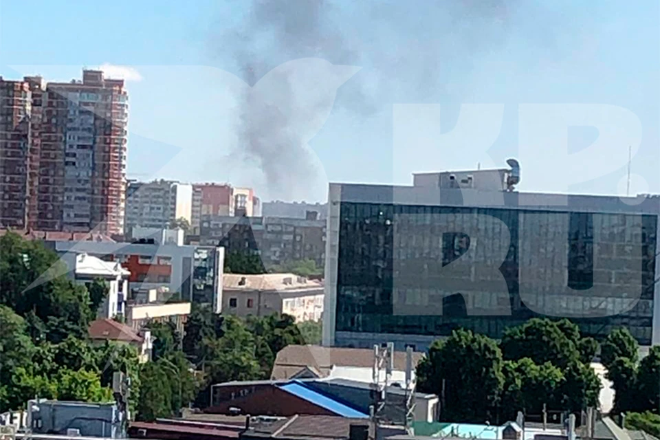 Пожар тушат на улице Уральской