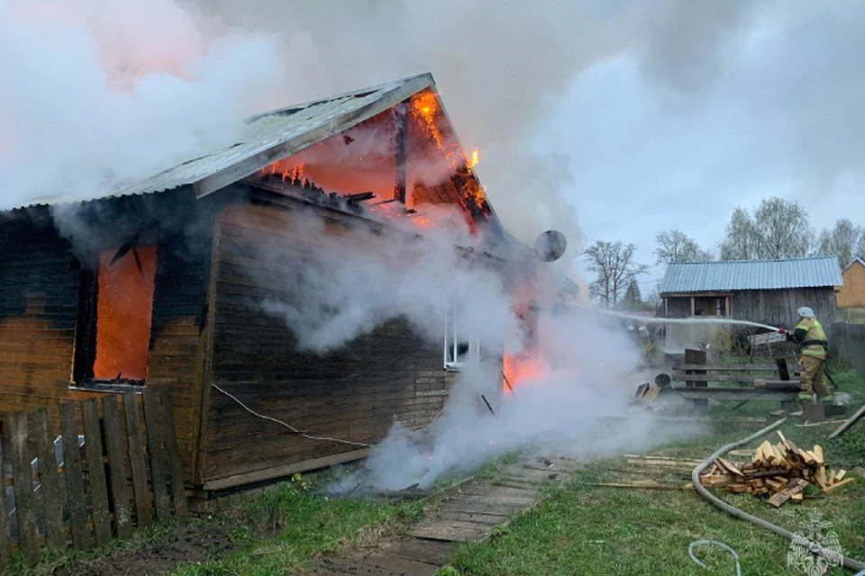 Хозяева пытались потушить пламя самостоятельно, но из этого ничего не вышло. Фото: ГУ МЧС по Кировской области